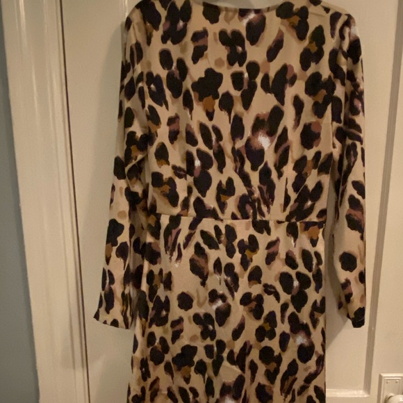 Deep v-neck leopard print dress, asymmetrical cut - Picture 2 of 4
